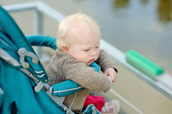 Douce Petite Fille Assise Dans Une Poussette Extérieur Petit Enfant — Photo