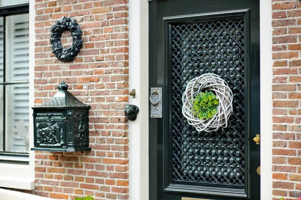 典型的なアムステルダムの通り オランダ オランダの花の鍋や緑の植物で飾られた家のポーチ — ストック写真