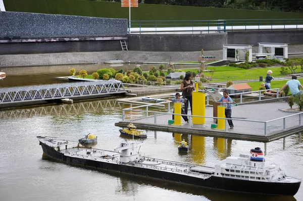 Hague Netherlands 2011 Çocuklar Ebeveynleri Madurodam Minyatür Parkında Eğleniyorlar Lahey — Stok fotoğraf