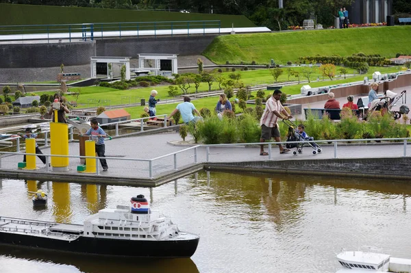 Hague Netherlands 2011 Çocuklar Ebeveynleri Madurodam Minyatür Parkında Eğleniyorlar Lahey — Stok fotoğraf