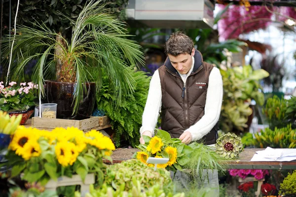 Амстердам Августа 2011 Молодой Человек Продающий Красивые Красочные Цветы Цветочном — стоковое фото