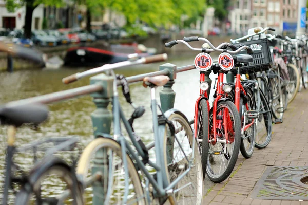 Amsterdão Agosto 2011 Bicicletas Estacionadas Ponte Sobre Canal Amsterdã Holanda — Fotografia de Stock