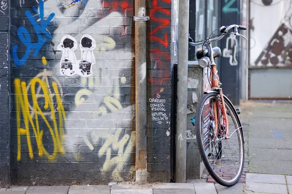 Amsterdam August 2011 JipとJanneke 有名なオランダの子供の本のキャラクター アムステルダム オランダの写真が描かれた壁の近くに駐車自転車 — ストック写真
