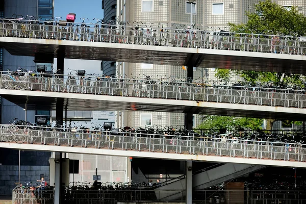 Amsterdam 2011 Amsterdam Hollanda Çok Katlı Bisiklet Parkına Park Edilmiş — Stok fotoğraf