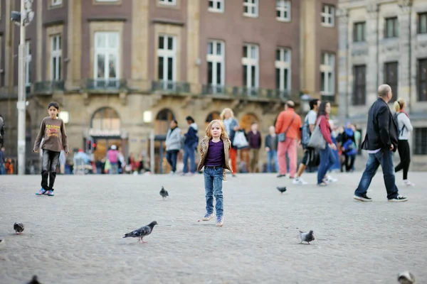 Amsterdam August 2011 Little Girl Chasing Pigeons Dam Square Amsterdam — Stock Photo, Image
