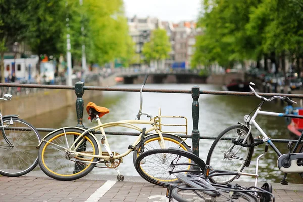 Bicicletas Estacionadas Ponte Sobre Canal Amsterdã Holanda Vista Típica Cidade — Fotografia de Stock