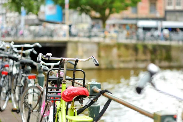 Rowery Zaparkowane Moście Nad Kanałem Amsterdamie Holandii Typowy Holenderski Widok — Zdjęcie stockowe