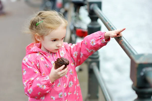 Imádnivaló Kislány Aki Friss Sült Csokis Muffint Eszik Szabadban Meleg — Stock Fotó