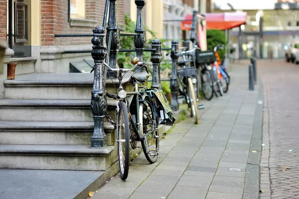 Wiele Rowerów Zaparkowanych Ulicy Amsterdam Holandia Typowy Holenderski Widok Miasto — Zdjęcie stockowe