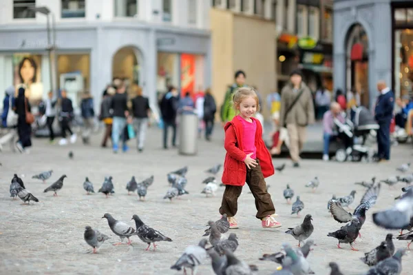 Menina Bonito Alimentando Perseguindo Pássaros Praça Dam Amsterdã Dia Verão — Fotografia de Stock