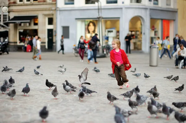 Menina Bonito Alimentando Perseguindo Pássaros Praça Dam Amsterdã Dia Verão — Fotografia de Stock