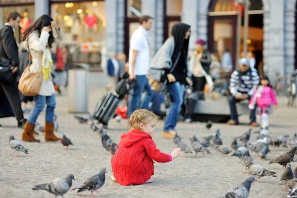 Schattig Meisje Dat Zomerdag Vogels Voedt Achtervolgt Dam Amsterdam Voeren — Stockfoto