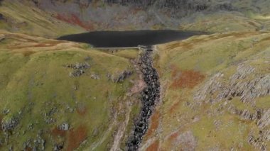 Stickle Tarn Gölü 'nün havadan görünüşü, Cumbria, İngiltere' de yer almaktadır.
