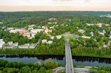 Vilnius, Litvanya 'nın Zirmunai ve Antakalnis bölgelerini birbirine bağlayan Neris Nehri üzerindeki Zirmunai Köprüsü' nün havadan görüntüsü..