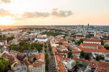 Kuzey Avrupa 'nın en büyük ortaçağ kasabalarından Vilnius Old Town' un havadan görünüşü. Litvanya 'nın Vilnius şehrinin UNESCO tarafından işlenmiş yaz manzarası