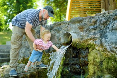 Baba ve küçük çocuk Litvanya 'nın Anykscai kasabası yakınlarındaki Kavarskas köyünde Aziz Yahya' nın baharında eğleniyorlar..