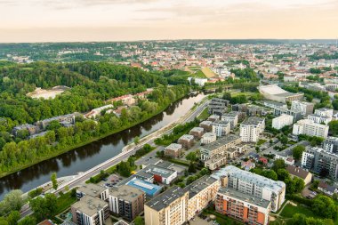 Litvanya, Vilnius 'taki yerleşim alanının havadan görüntüsü. Yeni modern daire kompleksi. Avrupai apartman kompleksi ve açık hava tesisleri.