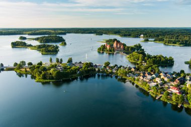 Trakai Adası Kalesi 'nin ve Litvanya' nın Trakai kasabasındaki çevresinin havadan görünüşü. Yaz günbatımında yukarıdan güzel manzara.