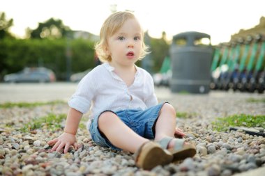 Komik çocuk güneşli yaz gününde dışarıda eğleniyor. Küçük çocuklar için yaz etkinlikleri.