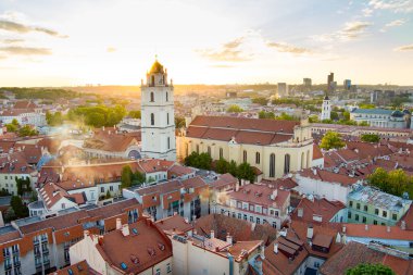 Kuzey Avrupa 'nın en büyük ortaçağ kasabalarından Vilnius Old Town' un havadan görünüşü. Litvanya 'nın Vilnius şehrinin UNESCO tarafından işlenmiş yaz manzarası
