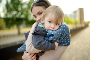 Küçük kardeşiyle kucaklaşan sevimli ergen kız kardeş. Sevimli genç kız kucağında erkek bebek. Geniş yaş farkı olan çocuklar. Kardeşler arasında büyük yaş farkı var..