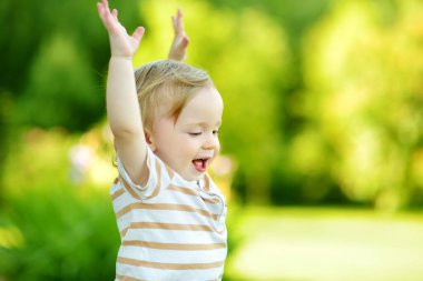 Komik çocuk güneşli yaz gününde dışarıda eğleniyor. Doğayı keşfeden çocuk. Küçük çocuklar için yaz etkinlikleri.