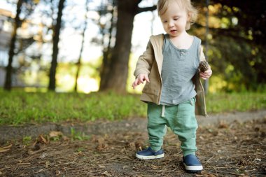 Komik çocuk güneşli yaz gününde dışarıda eğleniyor. Doğayı keşfeden çocuk. Küçük çocuklar için yaz etkinlikleri.