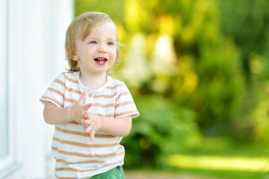 Komik çocuk güneşli yaz gününde dışarıda eğleniyor. Doğayı keşfeden çocuk. Küçük çocuklar için yaz etkinlikleri.