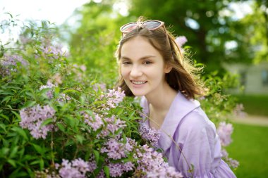 Güneşli bir yaz akşamında dışarıda eğlenen sevimli genç bir kız. Doğayı keşfeden çocuk. Çocuklar için yaz etkinlikleri.