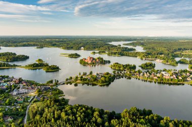 Trakai Adası Kalesi 'nin ve Litvanya' nın Trakai kasabasındaki çevresinin havadan görünüşü. Yaz günbatımında yukarıdan güzel manzara.