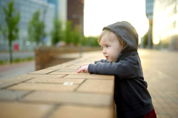 Ragazzo Bambino Divertente Divertirsi Città Nella Soleggiata Giornata Estiva Attività — Foto Stock