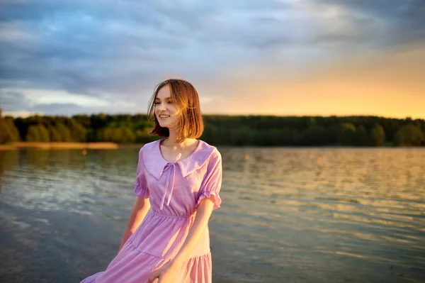 Beautiful Teenage Girl Wearing Pink Dress Having Fun Lake Warm — Foto de Stock