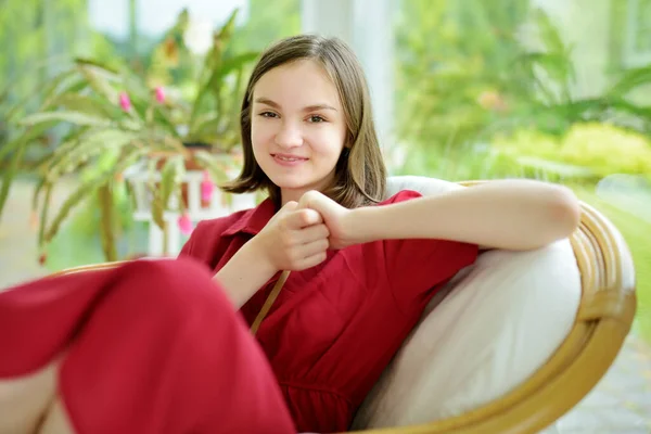Kırmızı Elbiseli Güzel Genç Kız Evde Terasta Dinleniyor Yaz Günü — Stok fotoğraf