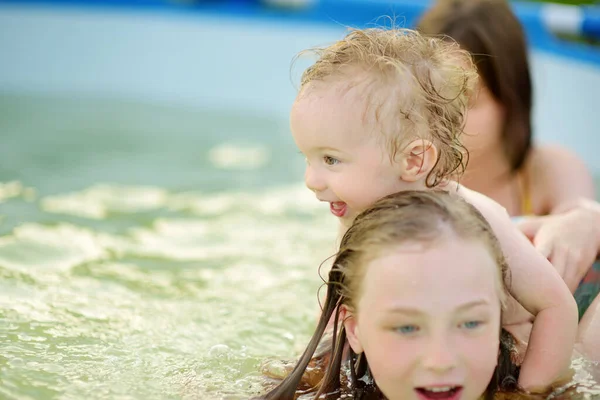 Hermanas Grandes Lindas Hermano Pequeño Divierten Piscina Aire Libre Niño — Foto de Stock