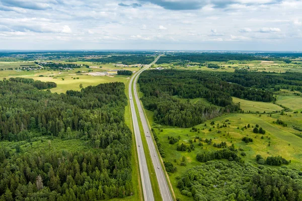 Flygfoto Ovanifrån Över Sommarskogen Med Tvåfilig Väg Bland Tallar Vackra — Stockfoto