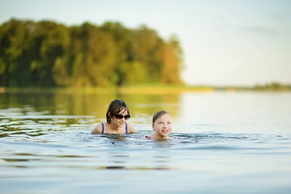 Two Teen Sisters Having Fun Sandy Lake Beach Warm Sunny —  Fotos de Stock