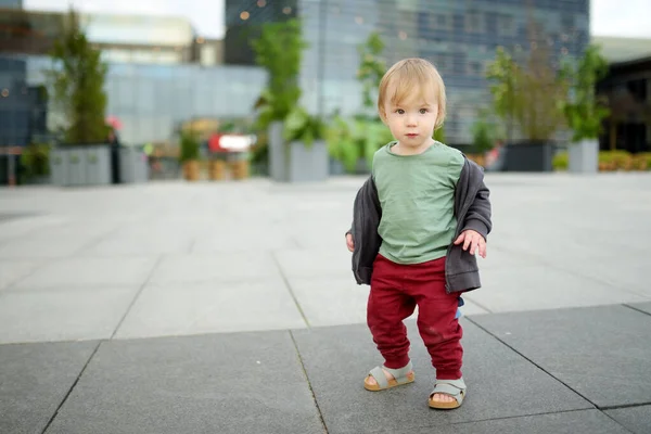 Ragazzo Bambino Divertente Divertirsi Città Nella Soleggiata Giornata Estiva Attività — Foto Stock