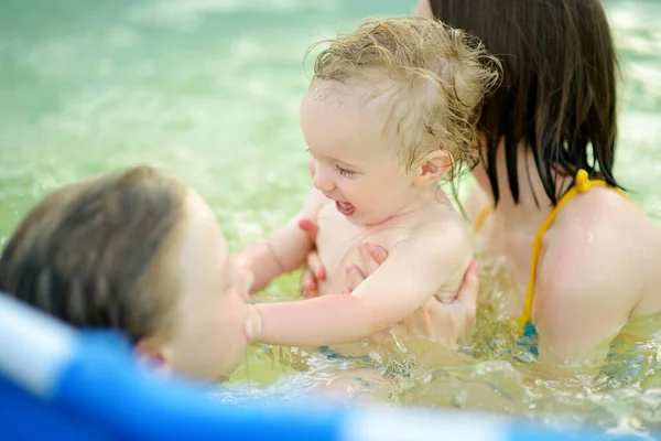 Cute Big Sisters Toddler Brother Having Fun Outdoor Pool Child — Stock Photo, Image