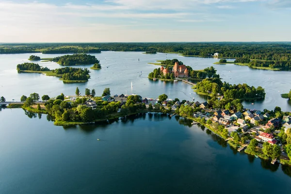Trakai Adası Kalesi 'nin ve Litvanya' nın Trakai kasabasındaki çevresinin havadan görünüşü. Yaz günbatımında yukarıdan güzel manzara.
