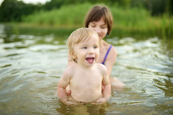 Leuke Peuter Jongen Zijn Grote Tienerzus Spelen Bij Een Rivier — Stockfoto