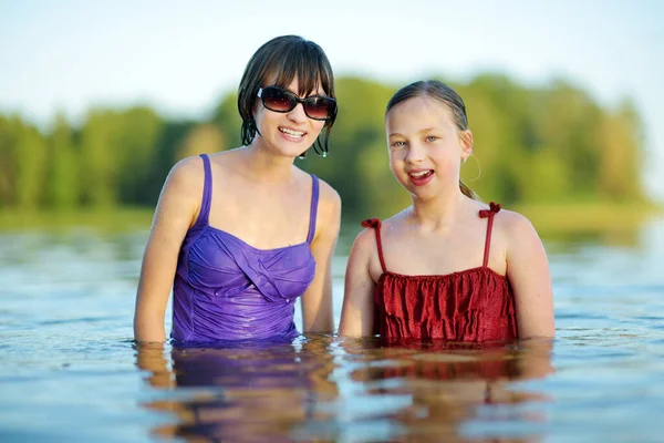 Two Teen Sisters Having Fun Sandy Lake Beach Warm Sunny —  Fotos de Stock