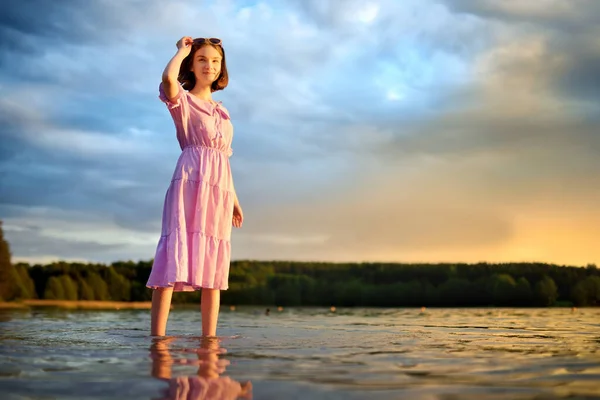 Hermosa Adolescente Con Vestido Rosa Que Divierte Junto Lago Día —  Fotos de Stock