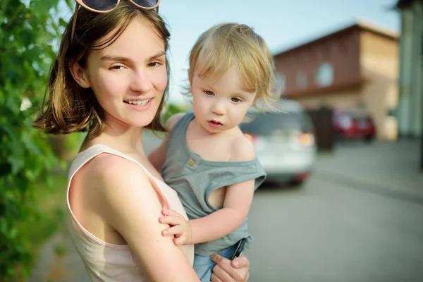 Schattige Tienerzus Knuffelend Met Haar Peuter Broer Schattig Tienermeisje Die — Stockfoto