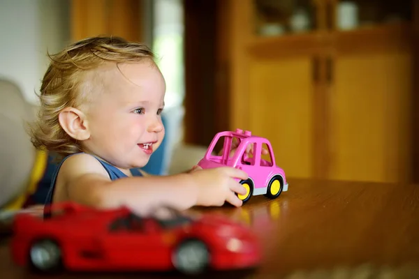 Χαριτωμένο Αγοράκι Που Παίζει Πολύχρωμα Αυτοκινητάκια Στο Σπίτι Μικρό Παιδί — Φωτογραφία Αρχείου