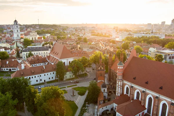 Kuzey Avrupa 'nın en büyük ortaçağ kasabalarından Vilnius Old Town' un havadan görünüşü. Litvanya 'nın Vilnius şehrinin UNESCO tarafından işlenmiş yaz manzarası