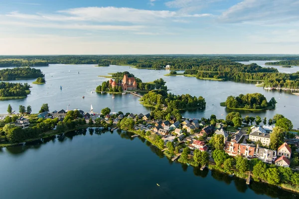 位于立陶宛Trakai镇的Trakai岛城堡及其周围环境的空中景观 夏日日落时从上往下看美丽的风景 — 图库照片