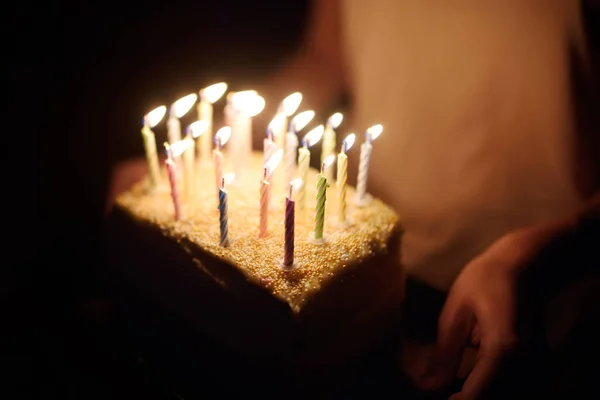 Zelfgemaakte Verjaardagstaart Met Veel Kaarsen Een Donkere Kamer Vieren Verjaardag — Stockfoto