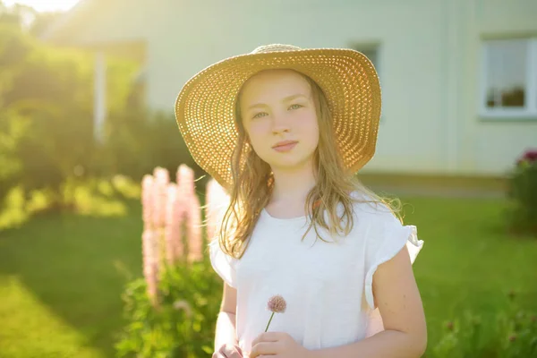Roztomilé Mladé Dívky Baví Venku Slunečného Letního Večera Dítě Zkoumá — Stock fotografie