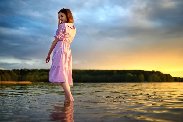 Beautiful Teenage Girl Wearing Pink Dress Having Fun Lake Warm — Stockfoto