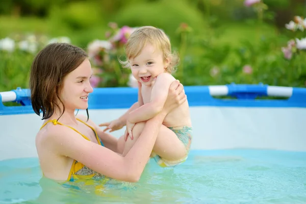 Sevimli Genç Kız Kardeş Küçük Erkek Kardeşi Açık Havuzda Eğleniyorlar — Stok fotoğraf
